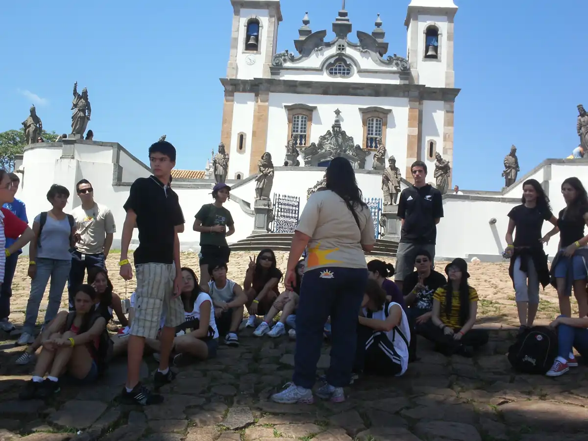 Grupo de estudantes participando de uma experiência pedagógica fora da sala de aula.
